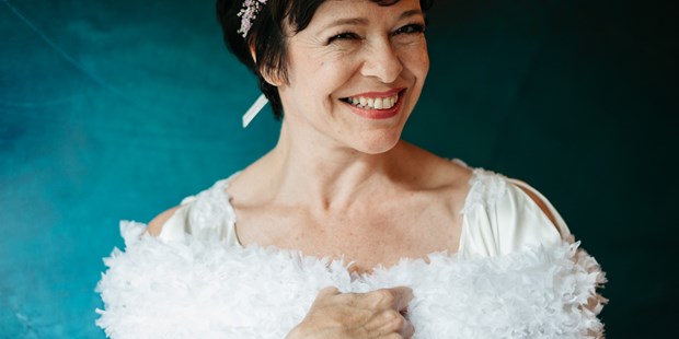 Hochzeitsfotos - Copyright und Rechte: Bilder auf Social Media erlaubt - Steiermark - Total glückliche Braut nach dem Getting Ready. - Tom Schuller