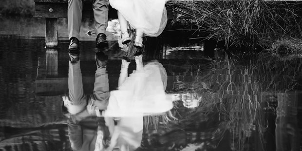 Hochzeitsfotos - Art des Shootings: Fotostory - Graz und Umgebung - Reflexion im Teich. - Tom Schuller