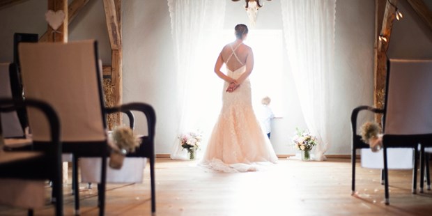 Hochzeitsfotos - Art des Shootings: Trash your Dress - Kayhude - Gedankenversunkene Braut nach der freien Trauung. ©quirin photography - quirin photography
