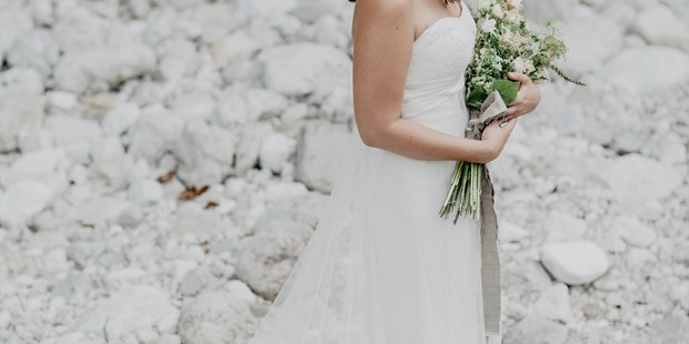Hochzeitsfotos - Berufsfotograf - Region Hausruck - Braut Christina vor wunderschöner Kulisse im Salzkammergut - Julia C. Hoffer