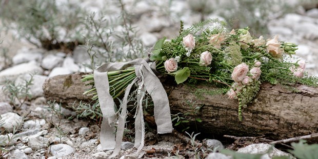 Hochzeitsfotos - zweite Kamera - Region Hausruck - Brautstrauß mit hübschen, grauen Leinen-Bändern - Julia C. Hoffer