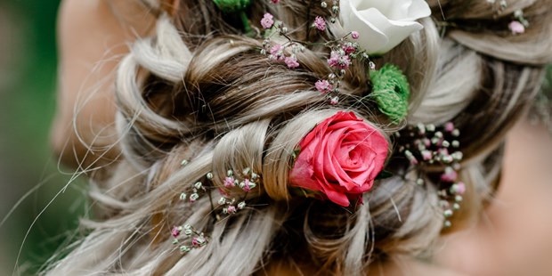 Hochzeitsfotos - Art des Shootings: Trash your Dress - Stallwang - Detail des hübschen Blumenhaarschmucks der Braut - Julia C. Hoffer