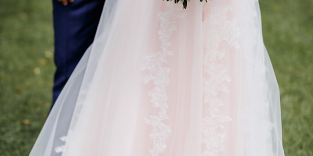 Hochzeitsfotos - Art des Shootings: Trash your Dress - Linz (Linz) - Brautpaar-Portrait mit Fokus auf dem Brautstrauß - Julia C. Hoffer