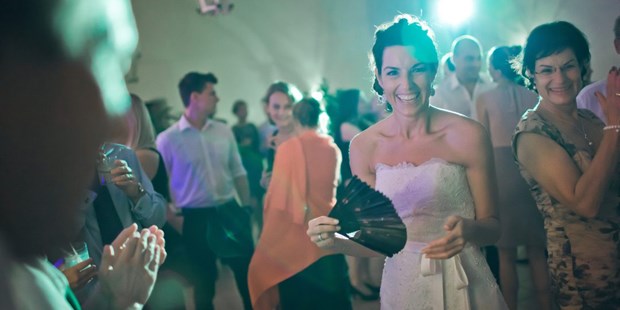 Hochzeitsfotos - Copyright und Rechte: Bilder auf Social Media erlaubt - Slowakei West - Hochzeitstanz - Schloss Halbturn - Marek Valovic - stillandmotionpictures.com