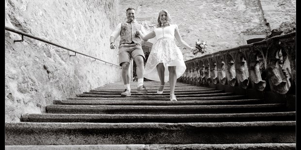 Hochzeitsfotos - Fotostudio - Stallwang - Glückliches Paar nach der Standesamtlichen Trauung - Enigmophotography