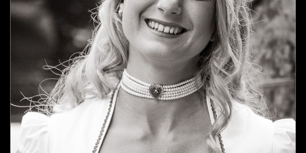 Hochzeitsfotos - zweite Kamera - Bayern - erwartungsvolle Braut - Enigmophotography