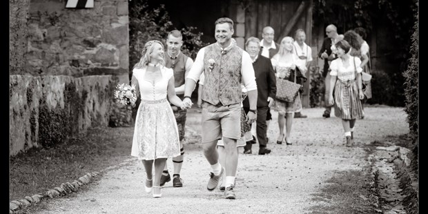 Hochzeitsfotos - Bayerischer Wald - Auf dem Weg zur Trauung - Enigmophotography