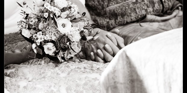Hochzeitsfotos - Art des Shootings: Trash your Dress - Bayern - Innige warten mit Brautstrauss - Enigmophotography