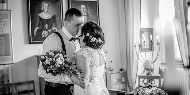 Hochzeitsfotos - Art des Shootings: Portrait Hochzeitsshooting - Ostbayern -  Eine standesamtliche Hochzeit in Dingolfing, die sehr emotional und einfach nur wunderschön war! HOCHZEIT & STANDESAMTLICHE TRAUUNG IN HERZOGSBURG DINGOLFING ►https://www.hochzeitsfotos-video.de/hochzeit-herzogsburg-dingolfing/HOCHZEIT HERZOGSBURG DINGOLFING VON LILIA & SERGEJ 🥰 Wie gefällt euch das zweites Foto? Da sieht man wie berürhrt, der Brätigam war. Das finde ich sehr toll und du? Ganz besonders habe ich mich darüber gefreut, dass ich für die beiden die Hochzeitsfotos und das Fotobuch erstellen durfte! Vielen Dank. #studioalex78 #alexanderdechant #hochzeitsfotograf #hochzeitsfotografdingolfing #dingolfing #hochzeitsfotografiedingolfing #hochzeitsfotografbayern #braut2019 #braut2020 #brautpaar #brautstrauß #heiraten2020 #heiraten2019 #wedding #hochzeit #hochzeit2020 #hochzeit2020👰🤵 #hochzeit2020weddingphotographer #hochzeit2020planen #hochzeitsfotografie #hochzeitsfotografen #hochzeitsfotografamberg #hochzeitsfotografnürnberg #hochzeitsfotografregensburg #standesamt #standesamtkleid #standesamtlichetrauung #standesamtdeko #fotografamberg #fotografinamberg - Hochzeitsfotograf Amberg & Umgebung. Hochzeitsreportagen & Hochzeitsalben