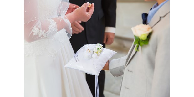 Hochzeitsfotos - Art des Shootings: Trash your Dress - Kißlegg - Hochzeitsringe tauschen Foto Lisa Viertel - Lisa Viertel