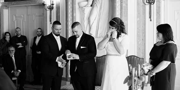 Hochzeitsfotos - Berufsfotograf - Kitzingen - Im Standesamt: zu Tränen gerührt... - Herr und Frau Beichert Hochzeits-Fotografen