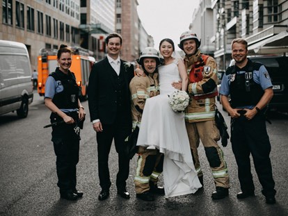 Hochzeitsfotos - Fotobox mit Zubehör - Leipzig - Durch Zufall waren die Einsatzkräfte bei dem Shooting dabei und es entsannt ein wundervolles und einzigartiges Hochzeitsfoto. - Fotograf David Kohlruss