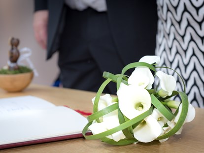 Hochzeitsfotos - Copyright und Rechte: Bilder auf Social Media erlaubt - Eugendorf - Detail der Hochzeitsreportage - Fotografie Harald Neuner