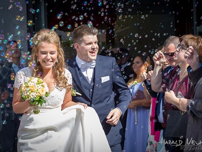 Hochzeitsfotos - Copyright und Rechte: Bilder auf Social Media erlaubt - Wildsteig - Hochzeitsreportage.
unvergessliche Momente - für SIE eingefangen und festgehalten! - Fotografie Harald Neuner