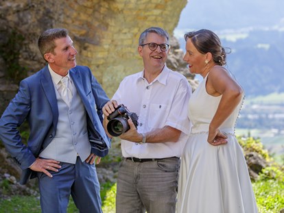 Hochzeitsfotos - zweite Kamera - Bezirk Innsbruck Land - Paarshooting.
Tolle und entspannte Bilder können nur entstehen, wenn die Stimmung passt. Es sollte genug Zeit für das Shooting im Vorhinein eingeplant sein.
Natürlich ist das Portraitshooting auch nach der Hochzeit buchbar. - Fotografie Harald Neuner