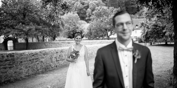 Hochzeitsfotos - Fotobox mit Zubehör - Zettingen - First look - Slawa Smagin - lockere Hochzeitsreportagen in AT,CH,DE
