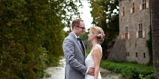 Hochzeitsfotos - Fotostudio - Essen - Paar am Schloss - Slawa Smagin - lockere Hochzeitsreportagen in AT,CH,DE