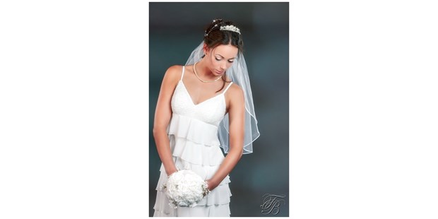 Hochzeitsfotos - Art des Shootings: Trash your Dress - Ruhrgebiet - Brautshooting indoor Studioaufnahme - Fotostudio Bremer
