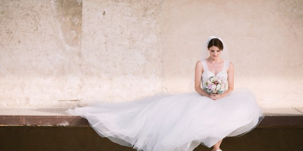 Hochzeitsfotos - Donauraum - Eine Braut, so entzückend wie ihr Kleid. Einfach zauberhaft unsere Astrid - und die Hochzeit in der Wachau war auch wirklich fein. - Ben & Mari - fotografieren Hochzeiten