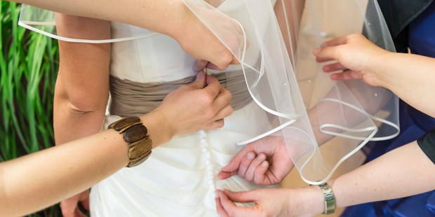 Hochzeitsfotos - Copyright und Rechte: Bilder dürfen bearbeitet werden - Elsbethen - Getting Ready - Foto Moser