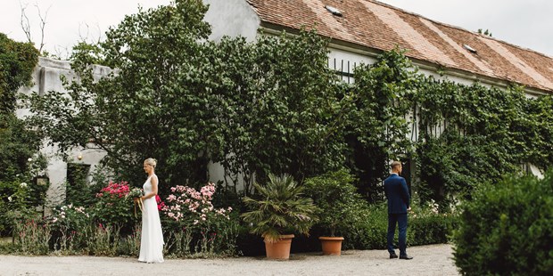 Hochzeitsfotos - Mit dem "First-Look" im kleinen Kreise startete die traumhafte Hochzeit in der Orangerie von Schloss Mühlbach. Die gesamte Serie gibt es demnächst auf www.michaelholzweber.com - Michael Holzweber