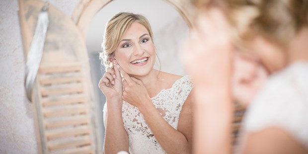 Hochzeitsfotos - Fotostudio - Bietigheim-Bissingen - ... so ein Lachen kann nur Glück und Aufregung bedeutet - was für eine hübsche Braut :)
Getting ready - eine perfekte Zeit damit sich Fotograf und Brautpaar zwanglos kennenlernen - hbpictures