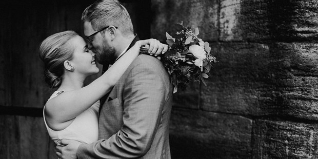 Hochzeitsfotos - Videografie buchbar - Stallwang - Juliane Kaeppel - authentic natural wedding photography