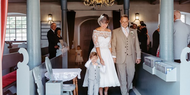 Hochzeitsfotos - Videografie buchbar - Stallwang - Juliane Kaeppel - authentic natural wedding photography