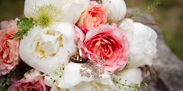 Hochzeitsfotos - Copyright und Rechte: Bilder auf Social Media erlaubt - Georgenthal - Brautstrauß mit den Eheringen - lisamariedesign | fotografie und grafikdesign in leipzig