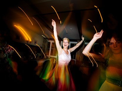 Hochzeitsfotos - Art des Shootings: Trash your Dress - Kärnten - Party on - Rob Venga