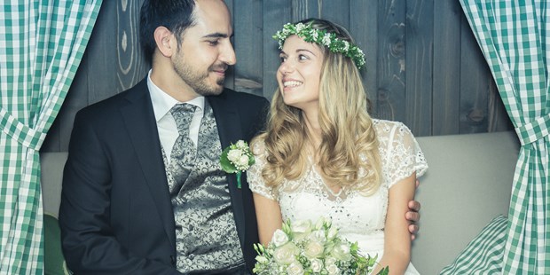 Hochzeitsfotos - Fotobox mit Zubehör - Barbing - https://www.authentische-hochzeit.de/services - Lucian Marian