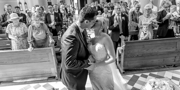 Hochzeitsfotos - Fotobox alleine buchbar - Neuss - Michaela und Chris beim Kuss in der Kirche - DW_Hochzeitsfotografie