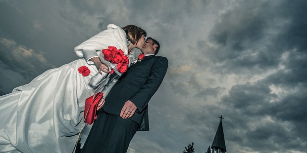 Hochzeitsfotos - Art des Shootings: Hochzeits Shooting - Zasavje - Der Kuss bringt Licht. - Bina Vista