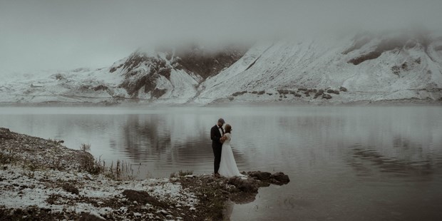 Hochzeitsfotos - Art des Shootings: Portrait Hochzeitsshooting - Thal (Thal) - Früh-winterliches Elopement am Lünersee - Dan Jenson Photography