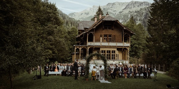 Hochzeitsfotos - Vorarlberg - Freie Trauung vor der Villa Maund, einer wunderschönen alten Jagdvilla in den Bergen des Bregenzerwalds in Vorarlberg - Dan Jenson Photography
