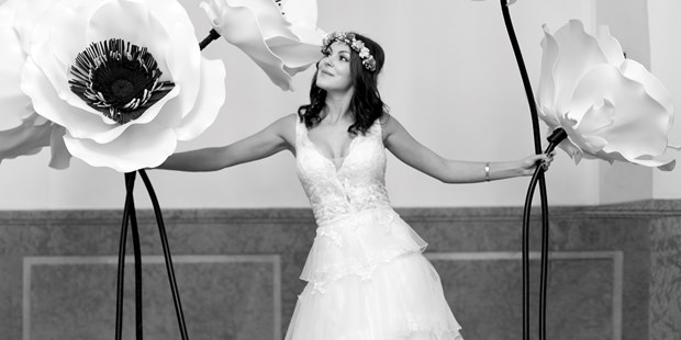 Hochzeitsfotos - Berufsfotograf - Niedersachsen - "Braut mit Blumen" - Fotografenmeisterin Aleksandra Marsfelden