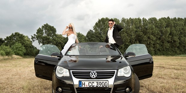 Hochzeitsfotos - Fotobox mit Zubehör - Hannover - Fotoshooting mit Auto - Fotografenmeisterin Aleksandra Marsfelden