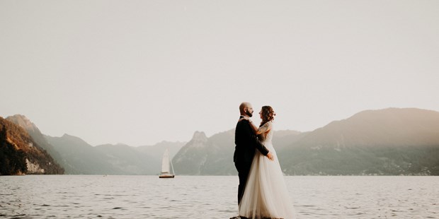 Hochzeitsfotos - Copyright und Rechte: Bilder kommerziell nutzbar - Seewalchen - After Wedding Shooting in Gmunden - Unterm Stein. - fessellos Fotografie