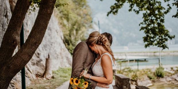 Hochzeitsfotos - Copyright und Rechte: Bilder auf Social Media erlaubt - Gmunden - Brautpaarshooting in Traunkirchen - Schifffahrt Loidl. - fessellos Fotografie