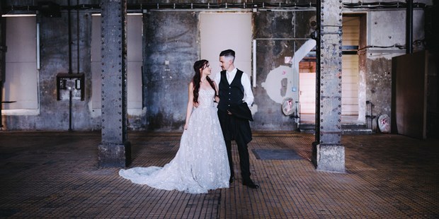 Hochzeitsfotos - Fotobox alleine buchbar - Höhnhart - Brautpaarshooting in der Ottakringer Brauerei Wien - WEIL I DI MOOG Fotografie