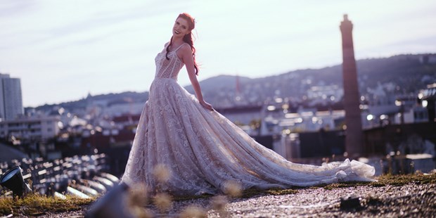 Hochzeitsfotos - zweite Kamera - Salzkammergut - Über den Dächern Wiens, mit einem imposanten Kleid. - WEIL I DI MOOG Fotografie