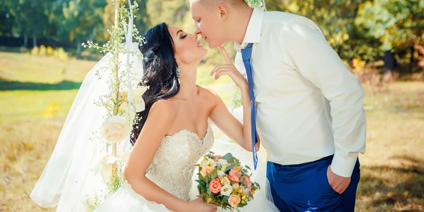 Hochzeitsfotos - Birken-Honigsessen - Hochzeit im Garten - RomanceXGirl
