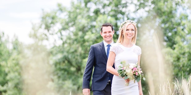 Hochzeitsfotos - Copyright und Rechte: Bilder auf Social Media erlaubt - Bezirk Krems-Land - Hochzeitsreportage mit einem Brautpaar in Österreich - Alexander Pfeffel - premium film & fotografei