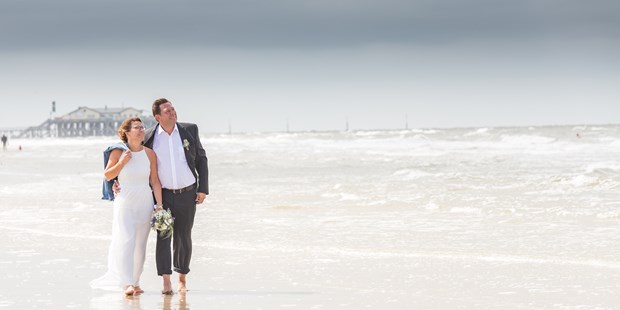 Hochzeitsfotos - Jork - Hochzeitspaar am Strand - Fotografie Kunze - Die Fotomanufaktur in St. Peter-Ording