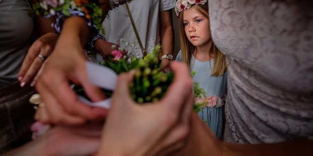 Hochzeitsfotos - Fotostudio - Groß Plasten - Blumenmädchen in ihrer eigenen Welt - Spree-Liebe Hochzeitsfotografie | Hochzeitsfotograf Berlin