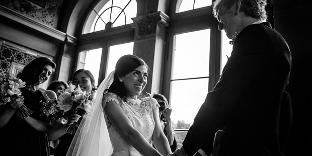 Hochzeitsfotos - Fotostudio - Biesenthal - Arme & Fenster Formen ein Herz aus Licht - Spree-Liebe Hochzeitsfotografie | Hochzeitsfotograf Berlin