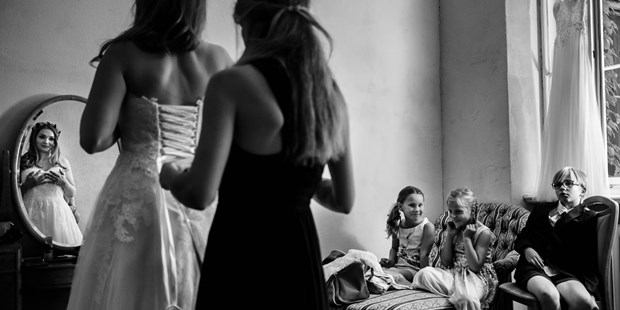 Hochzeitsfotos - zweite Kamera - Velten - Die Kinder beobachten wie sich die Braut fertig macht - Spree-Liebe Hochzeitsfotografie | Hochzeitsfotograf Berlin