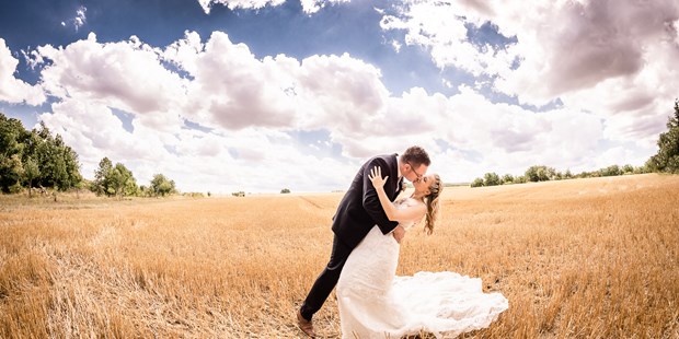 Hochzeitsfotos - zweite Kamera - Höchberg - Brautpaarshooting im Kornfeld - Silke & Chris Photography