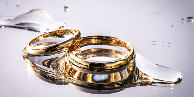 Hochzeitsfotos - Birken-Honigsessen - Ringbild - wir lassen uns immer etwas Besonderes einfallen - Silke & Chris Photography