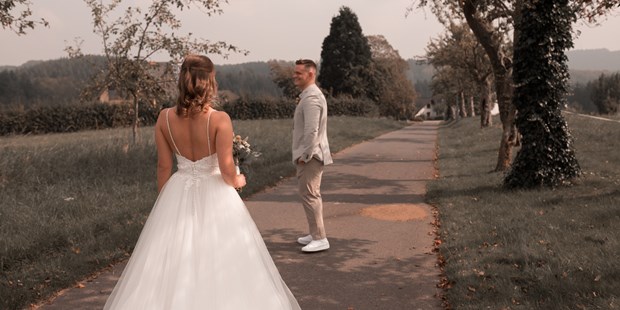 Hochzeitsfotos - zweite Kamera - Rheinland-Pfalz - Der First Look - Buchbar vor eurer Trauung. Der emotionalste Moment zwischen Brautpaaren - Jana Bleich Fotografie